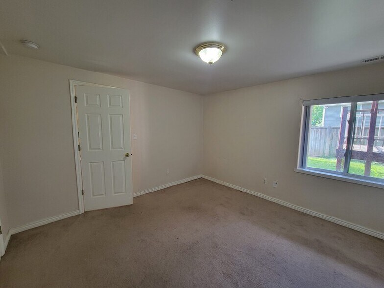 Building Photo - 777 E 1100 N