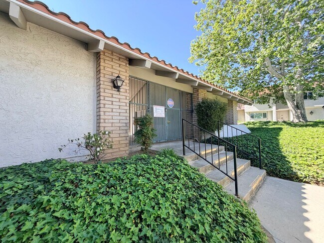 Building Photo - Beautiful End-Unit Townhome 2 bedroom and 1.5 bath