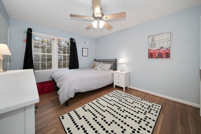 Building Photo - ABSOLUTELY GEORGEOUS 5BD/3.5BA Fully-Renov...