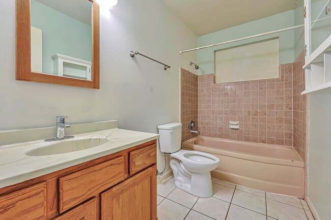 Building Photo - WALK TO ASU.  6 Bed 4 Bath right near campus