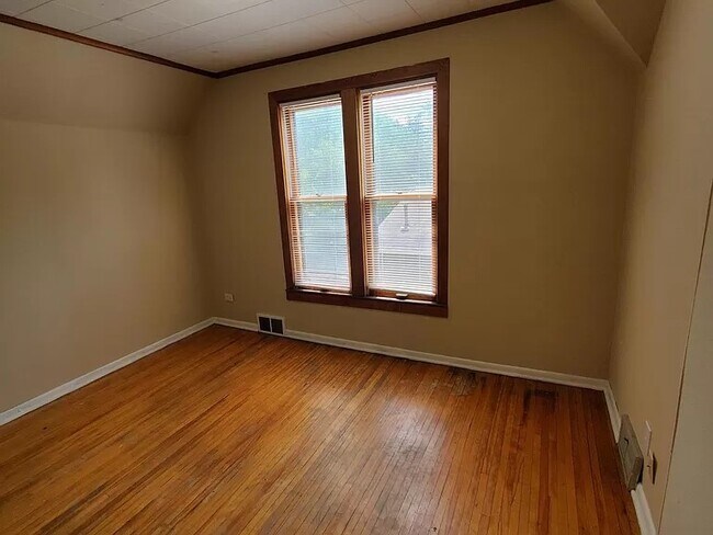 Building Photo - 576 Bay St