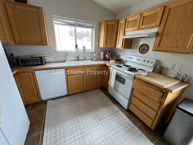 Building Photo - 3 bed, 2 bath house in fantastic location!