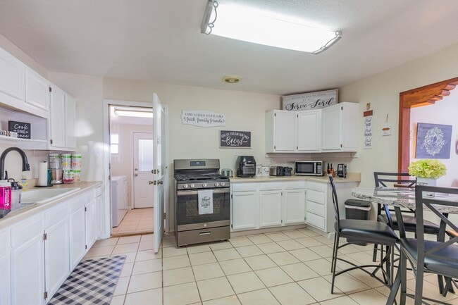 Building Photo - Super cute updated home!