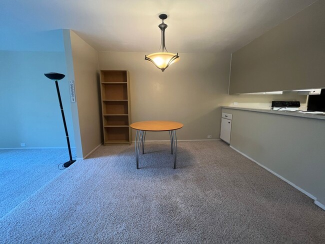 Building Photo - Spacious 2 bed 2 bath condo available in t...