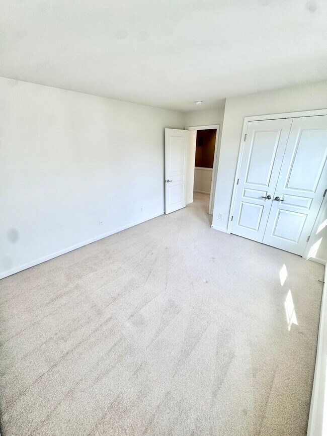 Building Photo - THREE BEDROOM/2.5 BATH TOWNHOME located in PARKLAND School District!