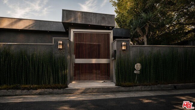 Building Photo - 8740 St Ives Dr