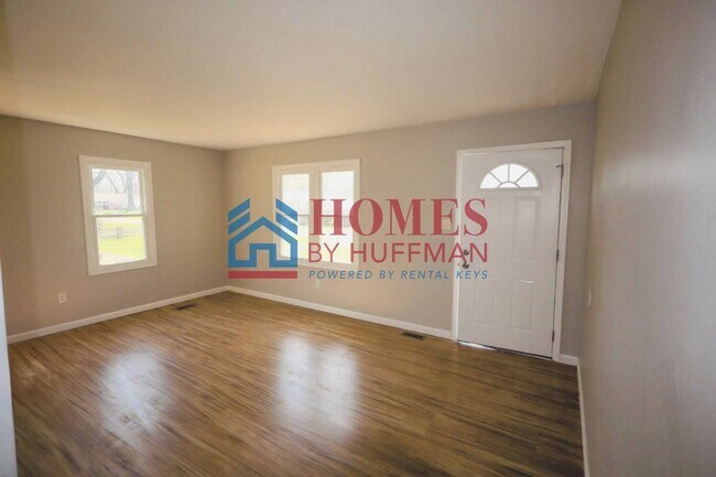 Building Photo - Three Bedroom House | Move in Ready