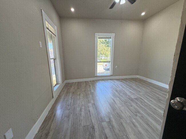 Building Photo - 418 N Clements St
