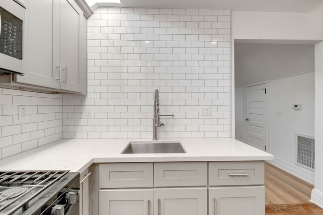 Building Photo - This spacious 1 bed, 1 bath apartment in a small, peaceful property in prime Lincoln Heights is n...