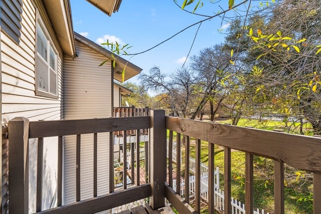 Building Photo - River Crossing ATX - Townhome - 2bd/2.5ba - W/D - Close to Downtown - $1395