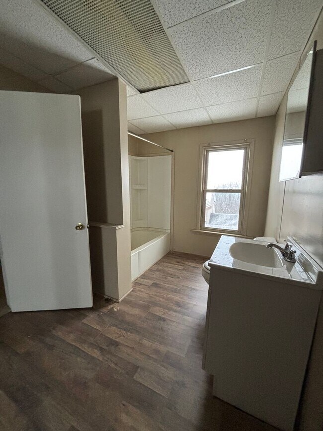 Building Photo - 3 Bdrm 1.5 Bath Duplex in Union Township