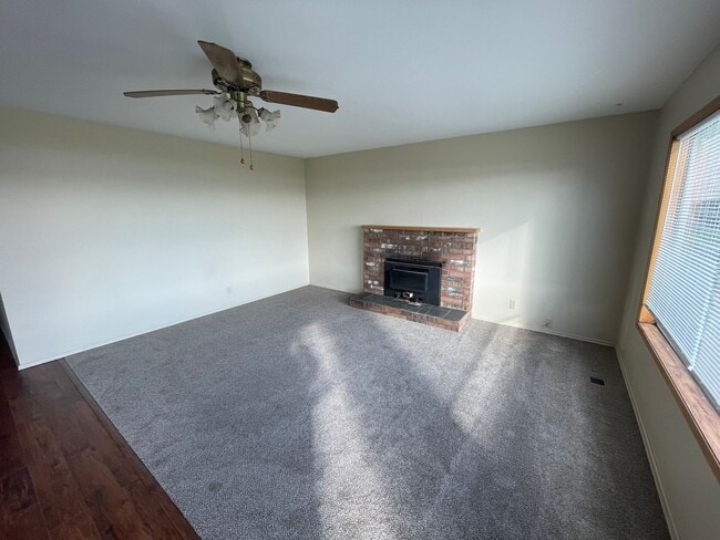 Building Photo - ***PENDING APPLICATION***Adorable Single Story 2 Bedroom Home Right on the Water!