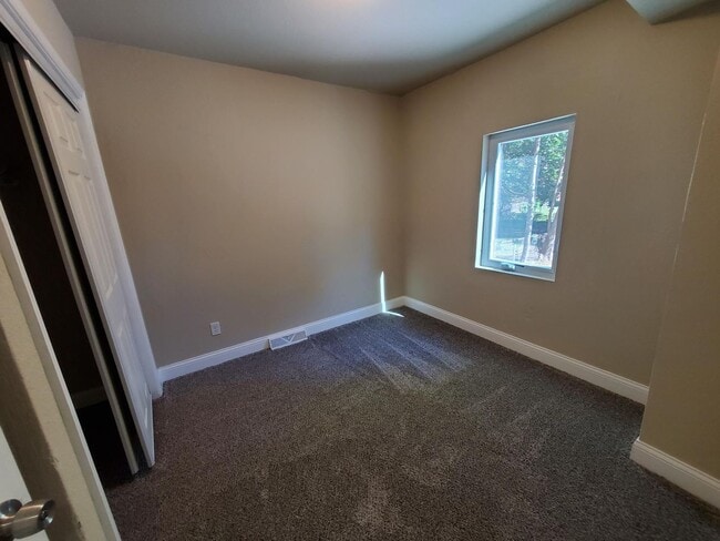 Building Photo - Updated 2 bedroom 2 bathroom with 2 Stall ...