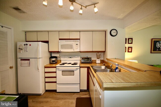 Building Photo - 6033 Curtier Dr