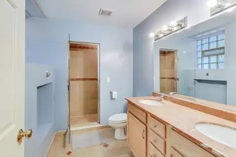 Primary Bath - 4733 N Malden St