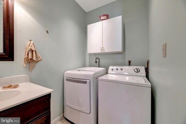 Building Photo - 817 N Harrison St