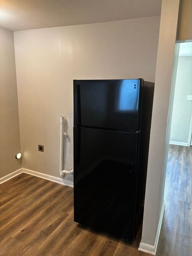 Building Photo - Charming 2-bedroom and 1-bathroom house lo...