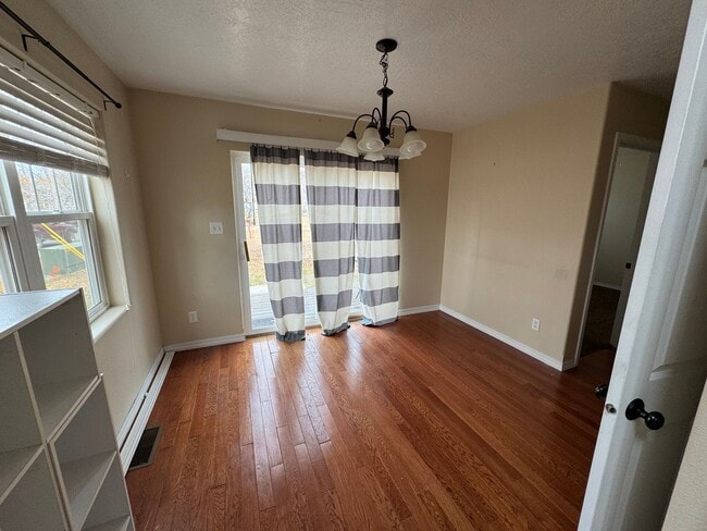 Building Photo - Cozy 4 bed 3 bath house