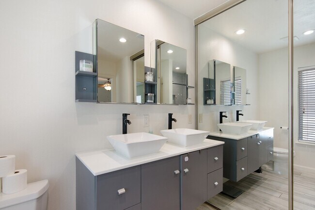Building Photo - 11681 Village Pl Dr