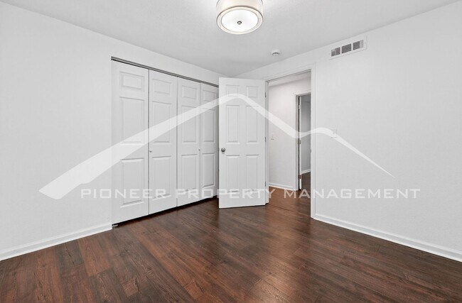 Building Photo - Gorgeous Home with Washer/Dryer and Fenced Yard