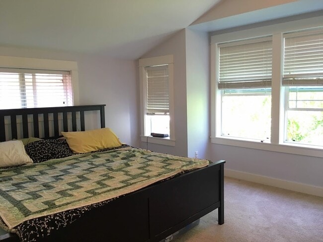 Building Photo - Spacious Townhouse for Rent -- Minutes fro...