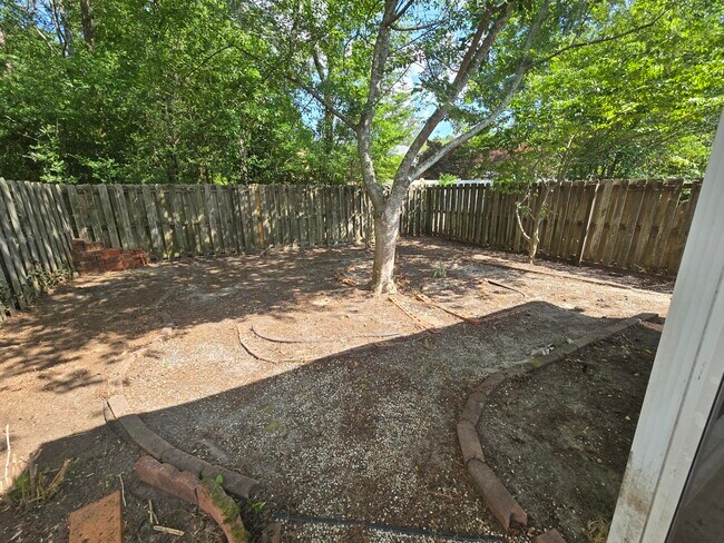 Building Photo - 107 Raintree Ct