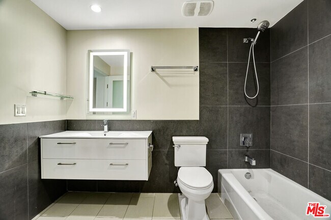 Building Photo - 939 S Broadway