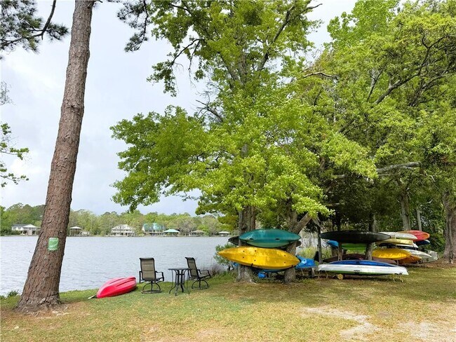 Building Photo - 207 Riverbend Dr