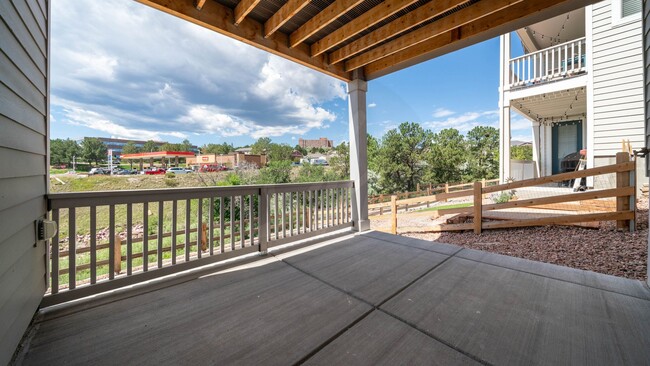 Building Photo - Rockrimmon Townhouse with 2 car garage