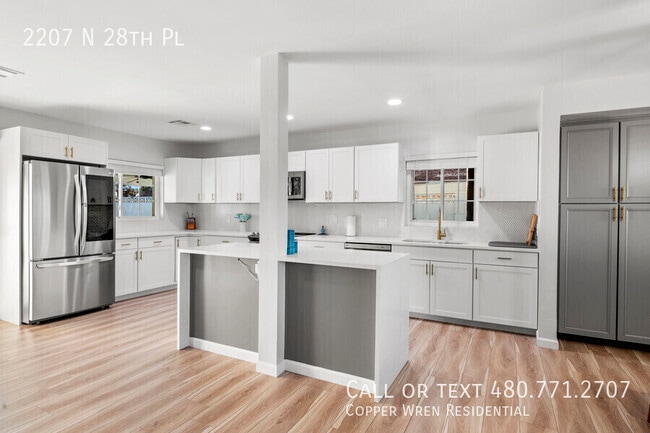 Building Photo - 2207 N 28th Pl