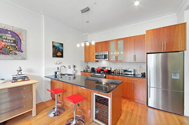 Building Photo - 206 Kent St