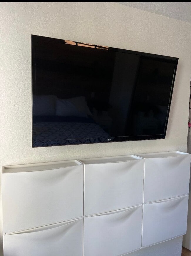 Building Photo - Golden Hill Gem: Spacious Furnished 2BR with City Convenience