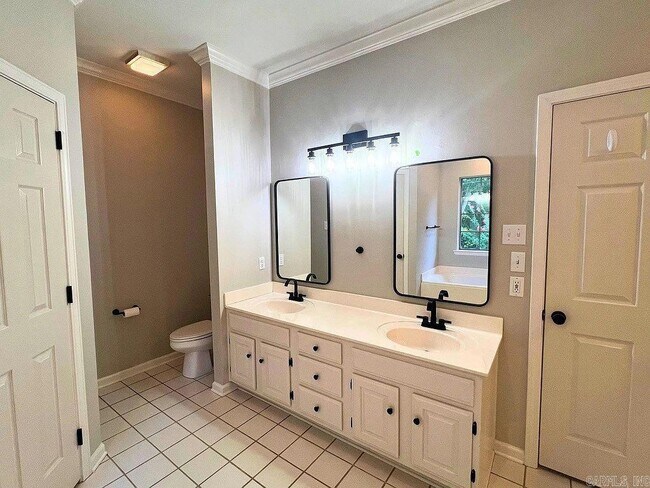 Building Photo - 14302 Westbury Dr