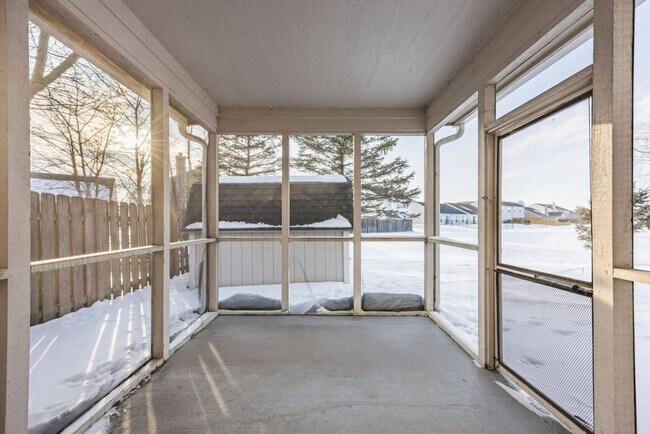 Building Photo - 3766 White Cliff Way