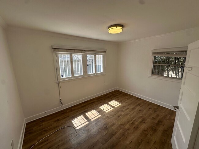 Building Photo - Fairview Heights Bungalow | 2 Bed / 1 Bath | Yard & Parking