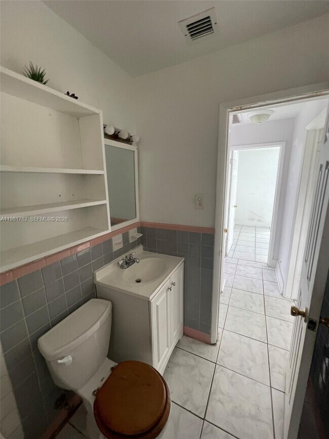 Building Photo - 5751 SW 38th Ct