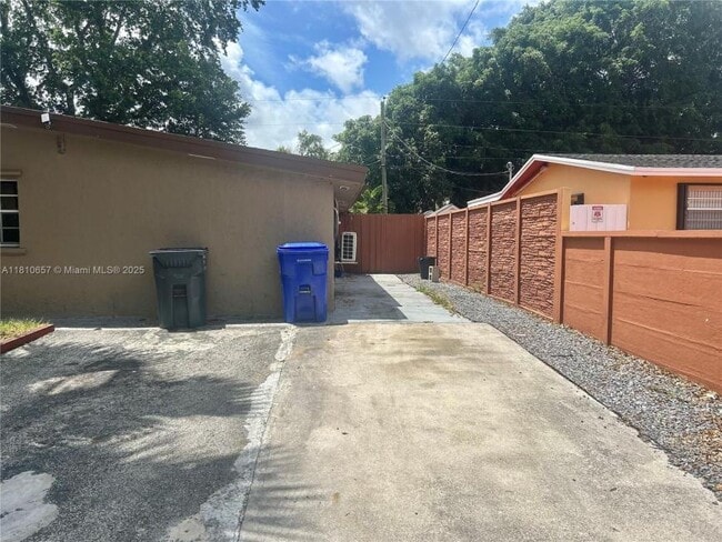 Building Photo - 1 bedroom in Hollywood FL 33024