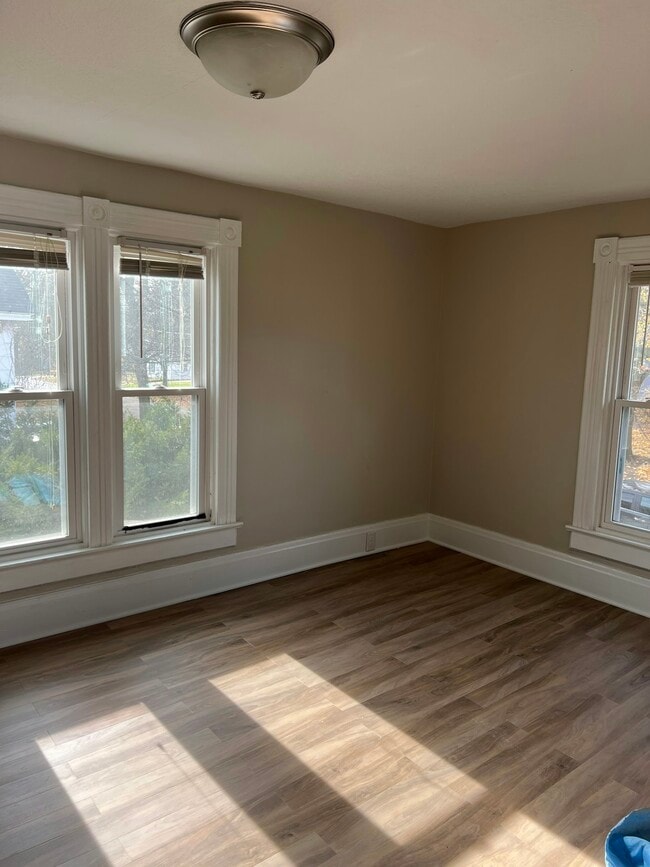 Building Photo - 814 Hall St