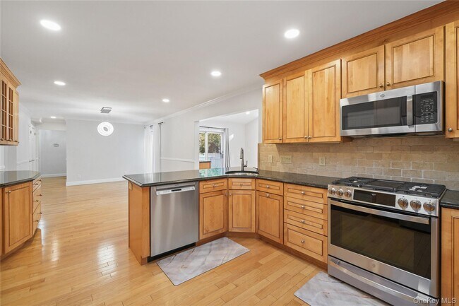 Building Photo - 131 Longfellow St