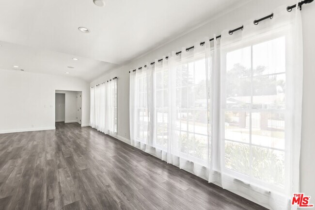 Building Photo - 23046 Leonora Dr