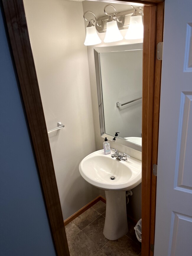 1/2 bath - 3314 Hazel Trl