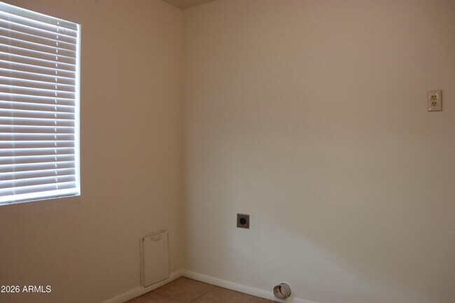 Building Photo - 517 Phillip Dr