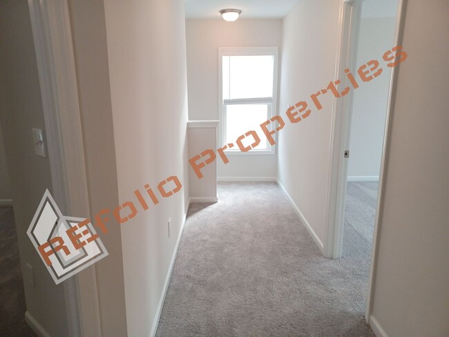 Building Photo - Beautiful 4BD 2.5BA Home w/Primary Suite o...