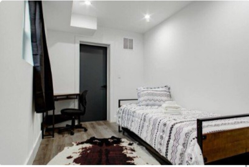 Building Photo - 1530 Neal St NE