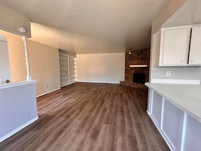 Building Photo - 2 Bedroom, 2 Bathroom Unit in Quiet Cul-de...