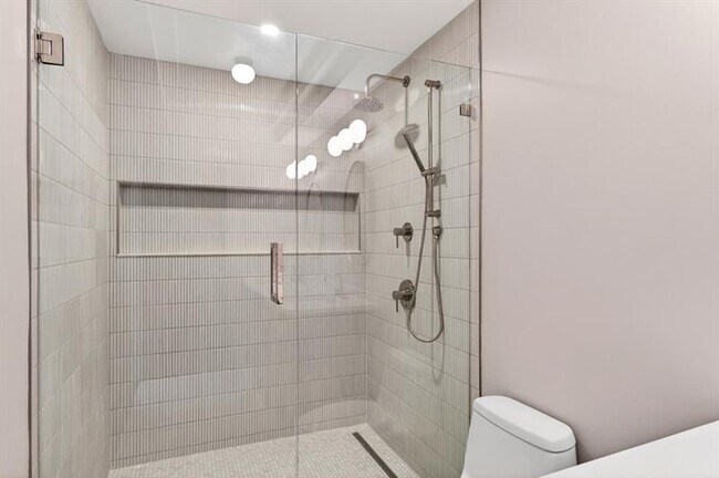 Building Photo - 2575 Peachtree Rd NE