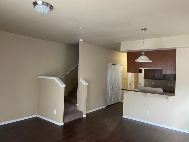 Building Photo - BEAUTIFUL 2 BEDROOM TOWNHOME IN SOUTH SALEM HILLS!