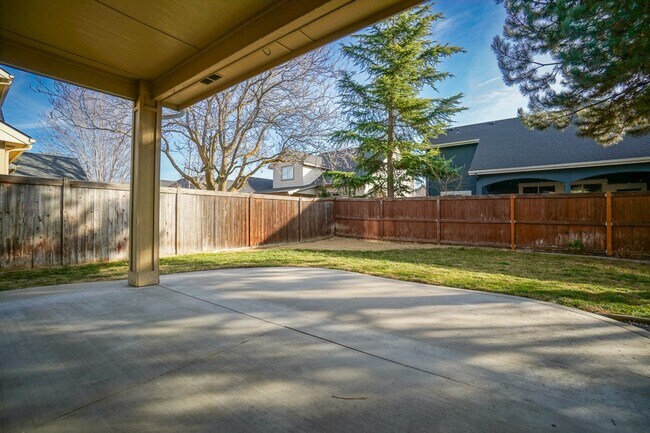 Building Photo - 2319 E Challis St