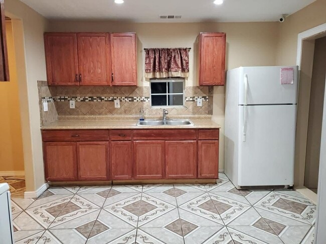 Building Photo - 911 W Hendricks St