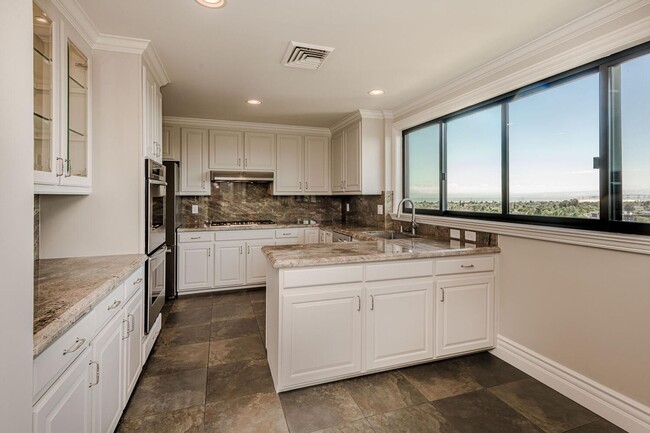 Building Photo - Gorgeous 2 Bed / 2 Bath Top Floor Condo wi...